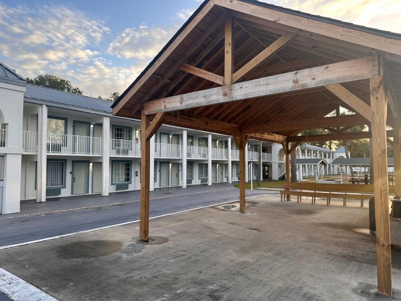 Suburban Studios By Choice Hotels - Award Winning - New 2024 - Walk To Eateries & Grocery - Ultra Sparkling - Garden Rooms - Designer Lighting & Right Off I-95 - Proudly An All American Managed Property Brunswick Eksteriør bilde