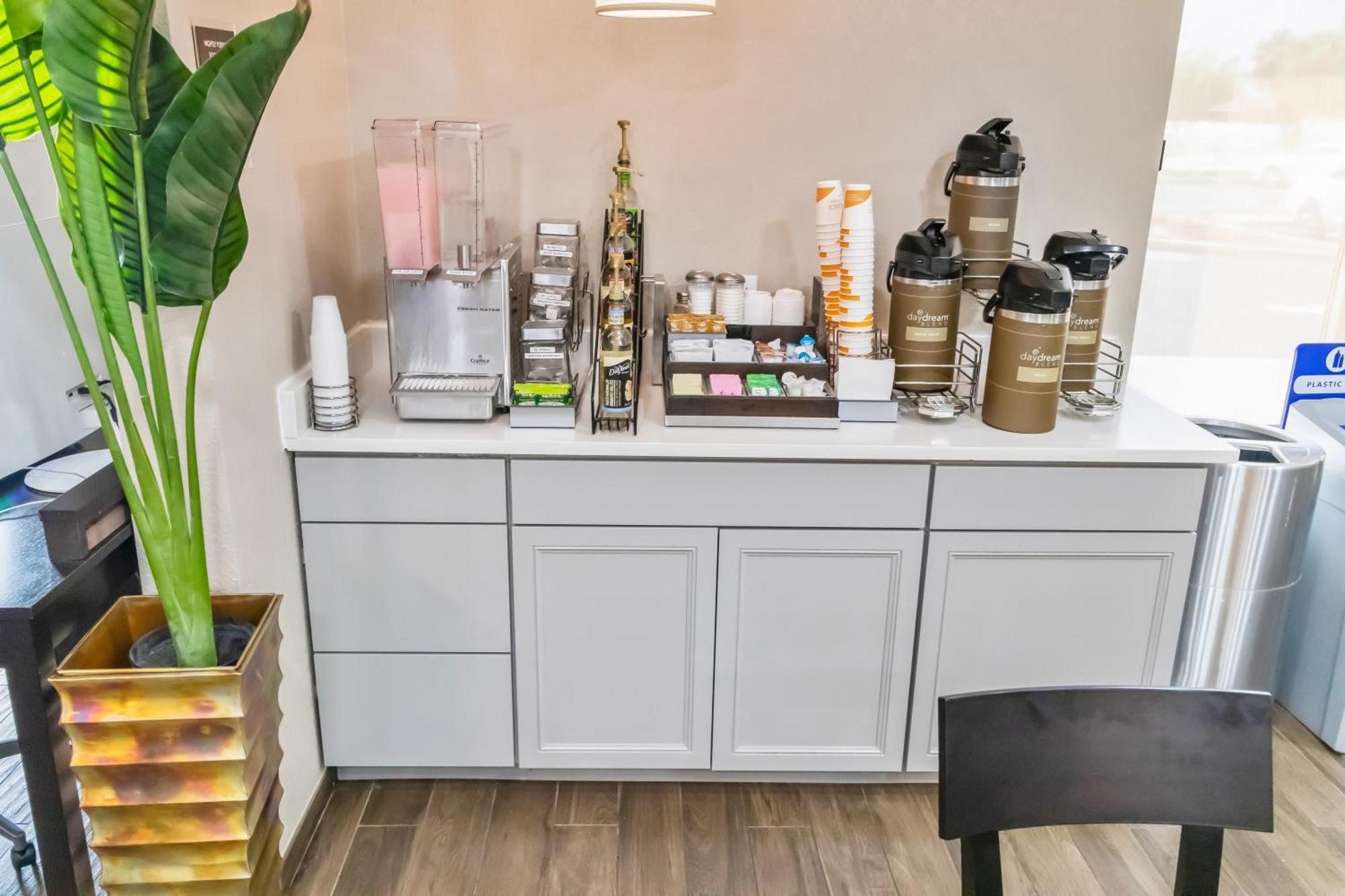Suburban Studios By Choice Hotels - Award Winning - New 2024 - Walk To Eateries & Grocery - Ultra Sparkling - Garden Rooms - Designer Lighting & Right Off I-95 - Proudly An All American Managed Property Brunswick Eksteriør bilde