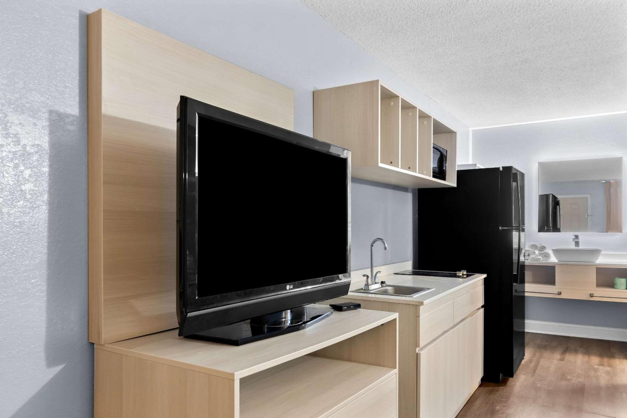 Suburban Studios By Choice Hotels - Award Winning - New 2024 - Walk To Eateries & Grocery - Ultra Sparkling - Garden Rooms - Designer Lighting & Right Off I-95 - Proudly An All American Managed Property Brunswick Eksteriør bilde