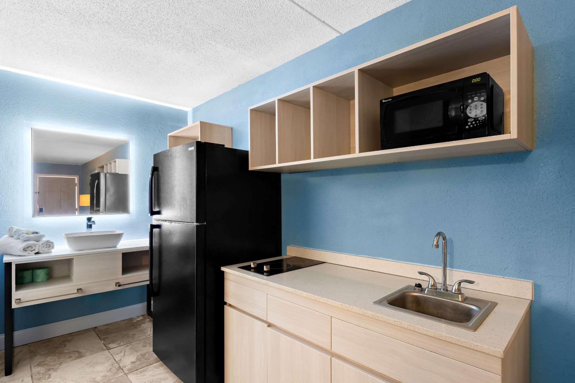 Suburban Studios By Choice Hotels - Award Winning - New 2024 - Walk To Eateries & Grocery - Ultra Sparkling - Garden Rooms - Designer Lighting & Right Off I-95 - Proudly An All American Managed Property Brunswick Eksteriør bilde