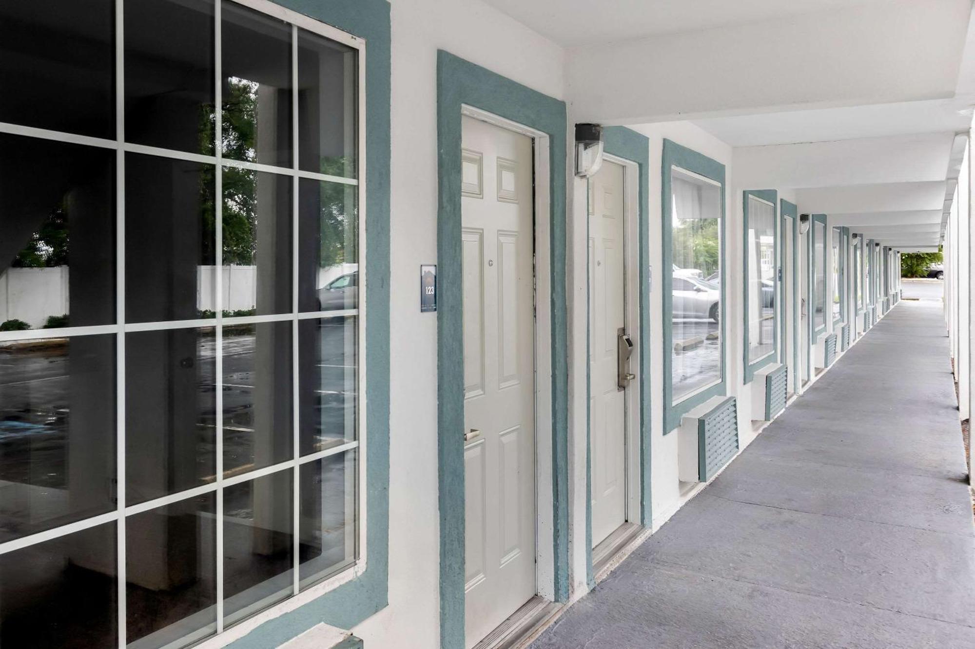 Suburban Studios By Choice Hotels - Award Winning - New 2024 - Walk To Eateries & Grocery - Ultra Sparkling - Garden Rooms - Designer Lighting & Right Off I-95 - Proudly An All American Managed Property Brunswick Eksteriør bilde