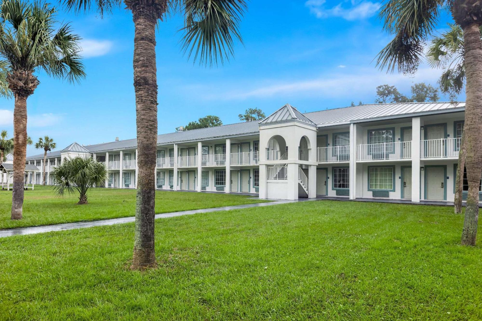 Suburban Studios By Choice Hotels - Award Winning - New 2024 - Walk To Eateries & Grocery - Ultra Sparkling - Garden Rooms - Designer Lighting & Right Off I-95 - Proudly An All American Managed Property Brunswick Eksteriør bilde